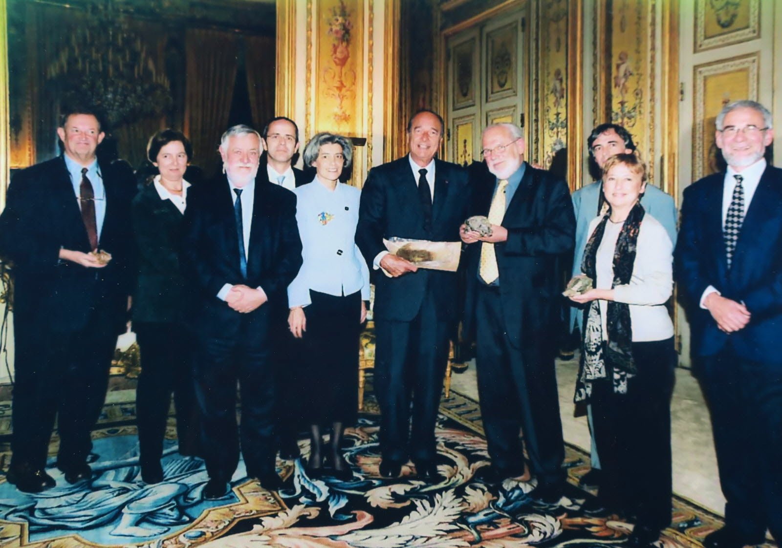 Jean-Jacques Jaeger Élysée Jacques Chirac - interview Jean-Jacques Jaeger à l’Élysée, avec une délégation de paléontologues reçue par le président Jacques Chirac.