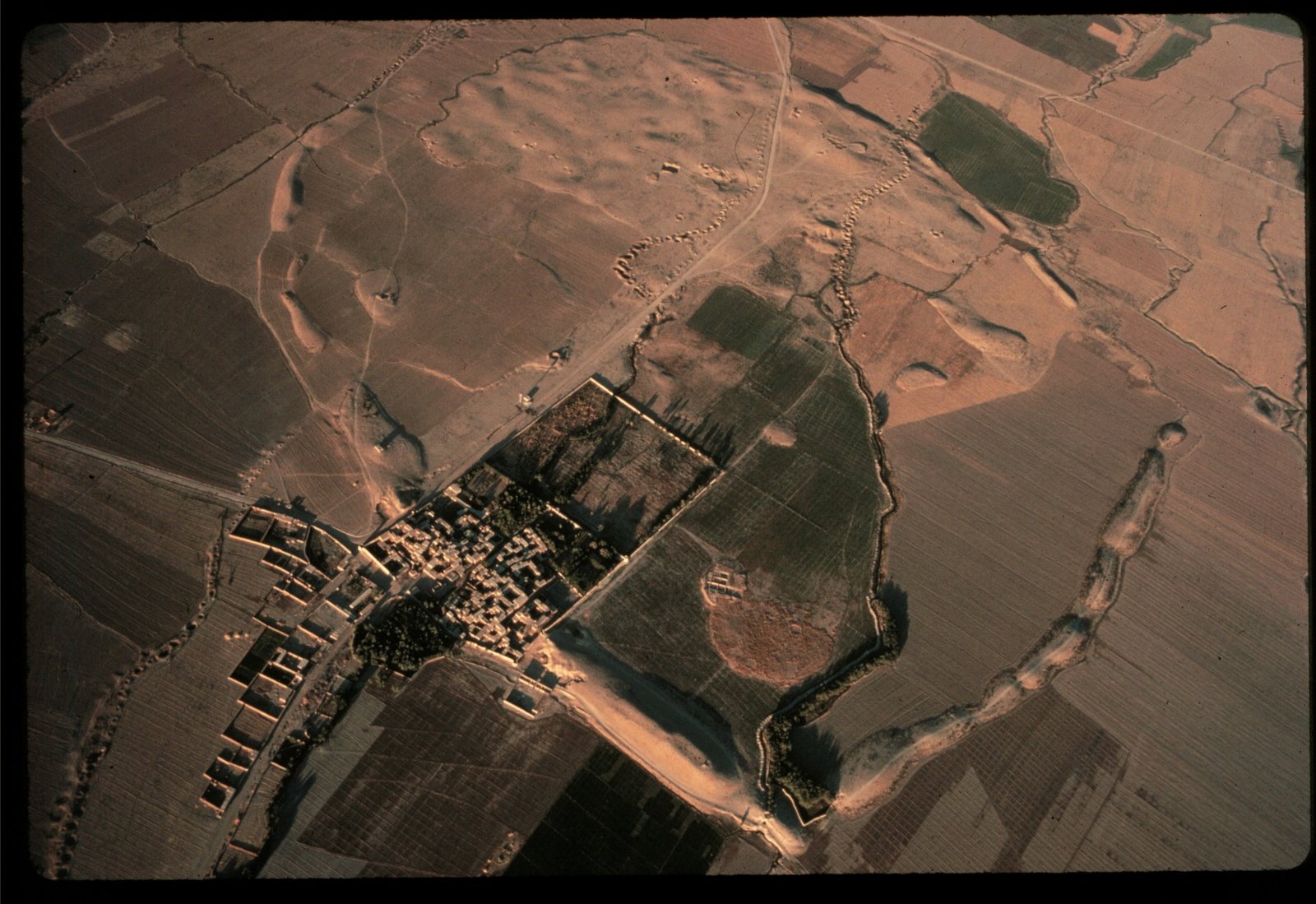 Vue aérienne Tal-e Malyan, ville d’Anzan actuelle Tal-e Malyan - francois desset interview Vue aérienne de Tal-e Malyan, La ville d’Anzan – actuelle Tal-e Malyan – a connu une occupation humaine depuis le 4ème millénaire av. J.-C.