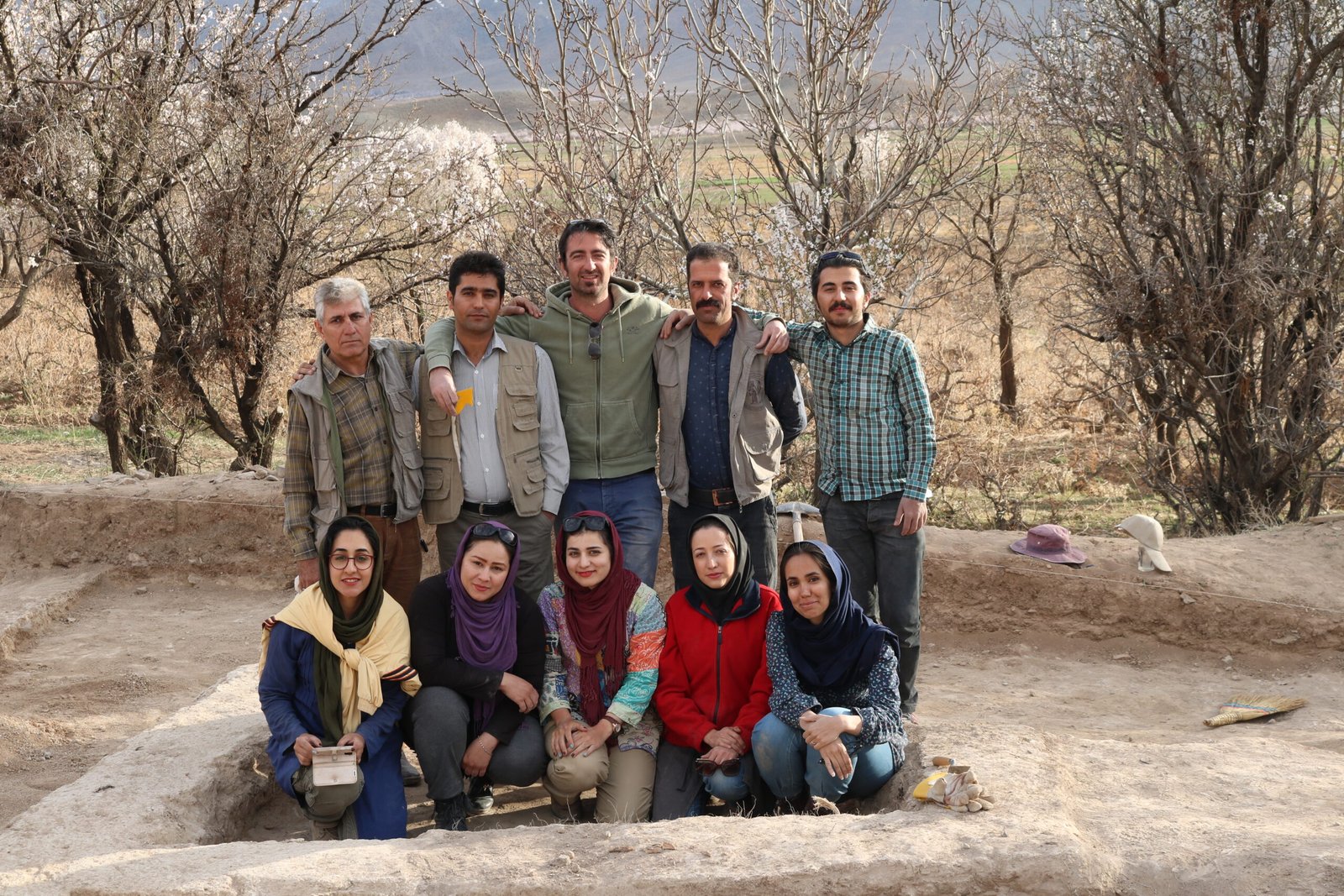 François Desset aux fouilles à Bavanat 2016 - interview François Desset (au centre, rang du haut) et ses collègues iraniens lors de la campagne de fouilles 2016 à Bavanat, Fars (fouilles dirigées par M. Khanipour).