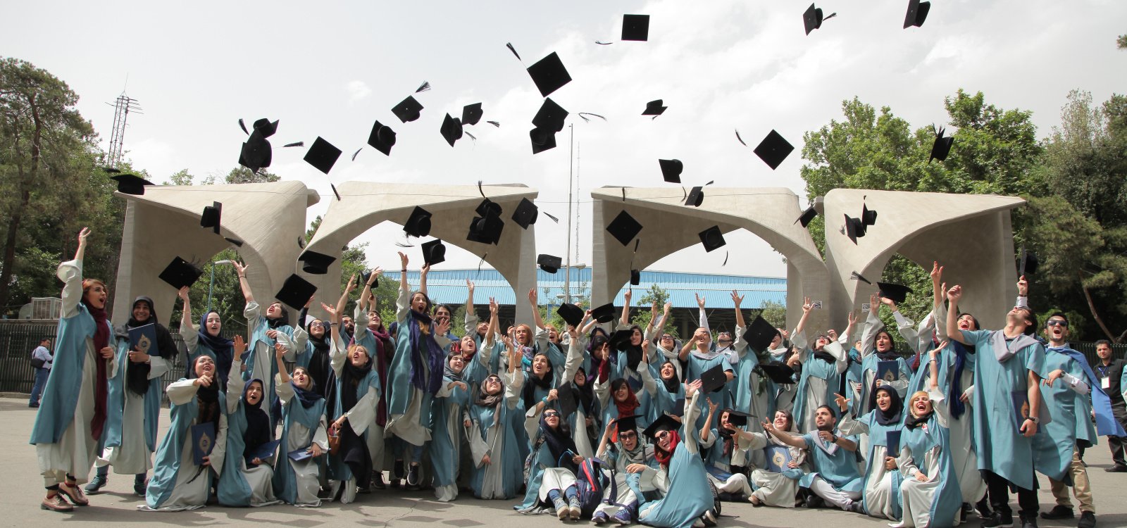 Fin étude Université Téhéran - francois desset interview Photo de fin d’étude devant l’entrée de l’Université de Téhéran