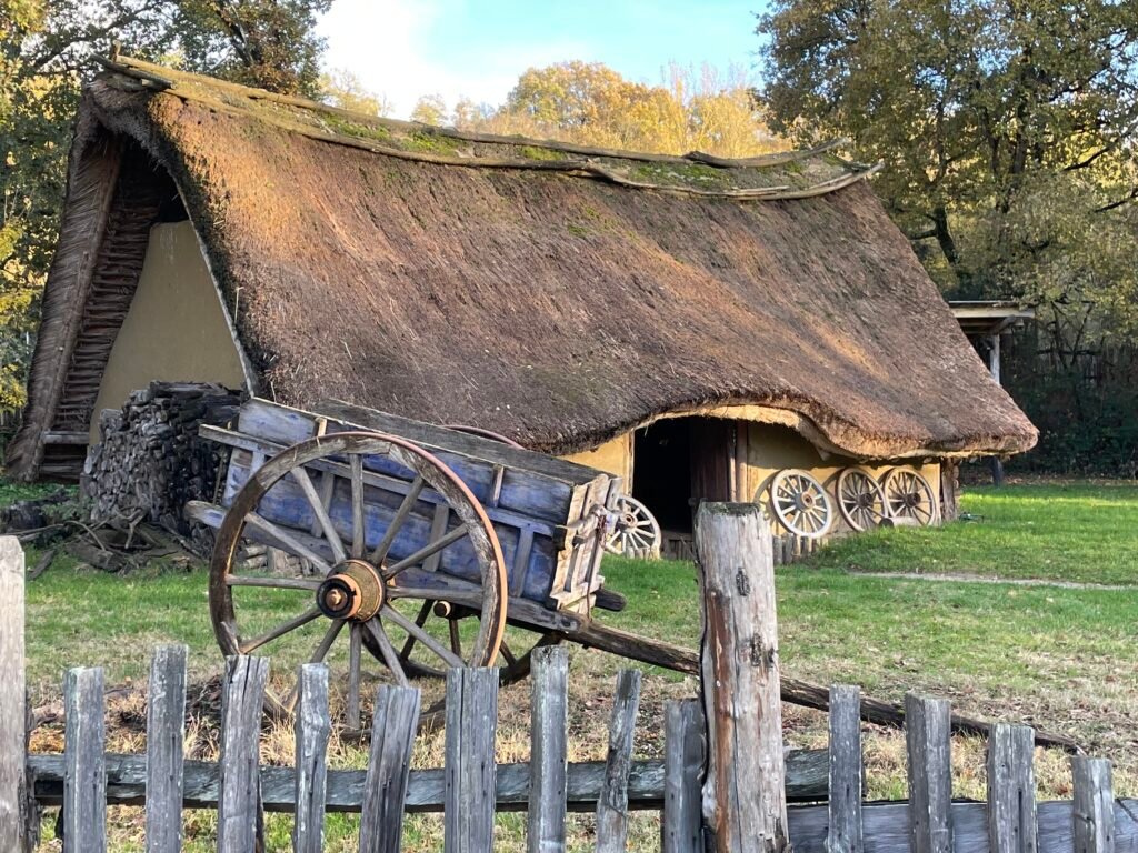 Une photo d’illustration reconstituant une maison gauloise permet de mieux comprendre la vie quotidienne des Gaulois, en révélant leur habitat, leurs outils et leurs pratiques traditionnelles.