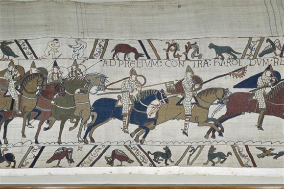 cavalerie normande bataille Hastings - Au-delà des chevaliers : la vraie vie au Moyen Âge Exemple de scène de guerre. La cavalerie normande se met en branle au début de la bataille de Hastings.