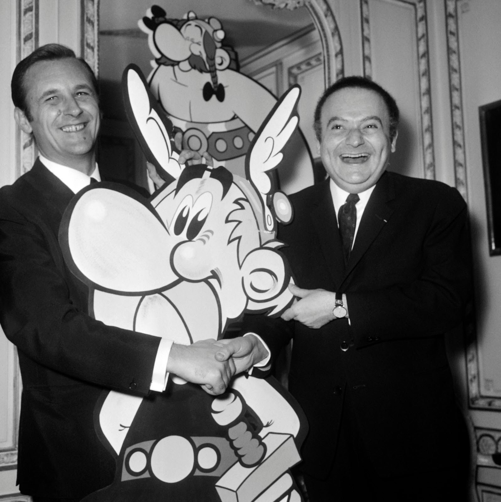 uderzo goscinny asterix obelix - Matthieu Poux interview Uderzo (à gauche) et Goscinny (à droite) en 1967, aux côtés de leur célèbre création asterix et obelix